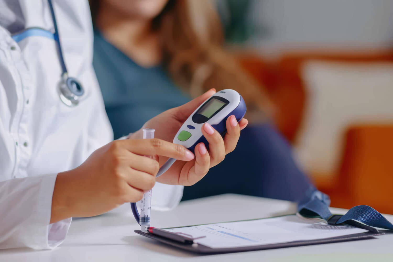 Una specialista in un ambiente ambulatoriale utilizza un glucosimetro per monitorare il glucosio nel sangue di una paziente.